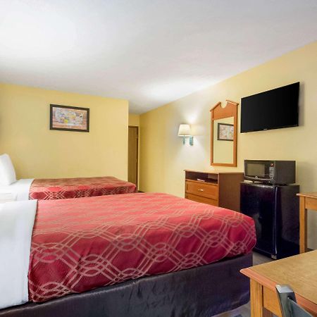 Econo Lodge Lansing - Leavenworth Bagian luar foto