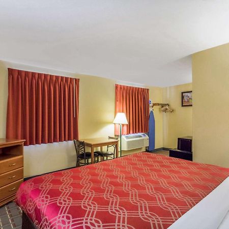 Econo Lodge Lansing - Leavenworth Bagian luar foto
