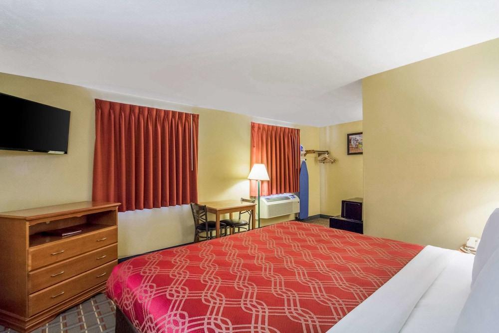 Econo Lodge Lansing - Leavenworth Bagian luar foto