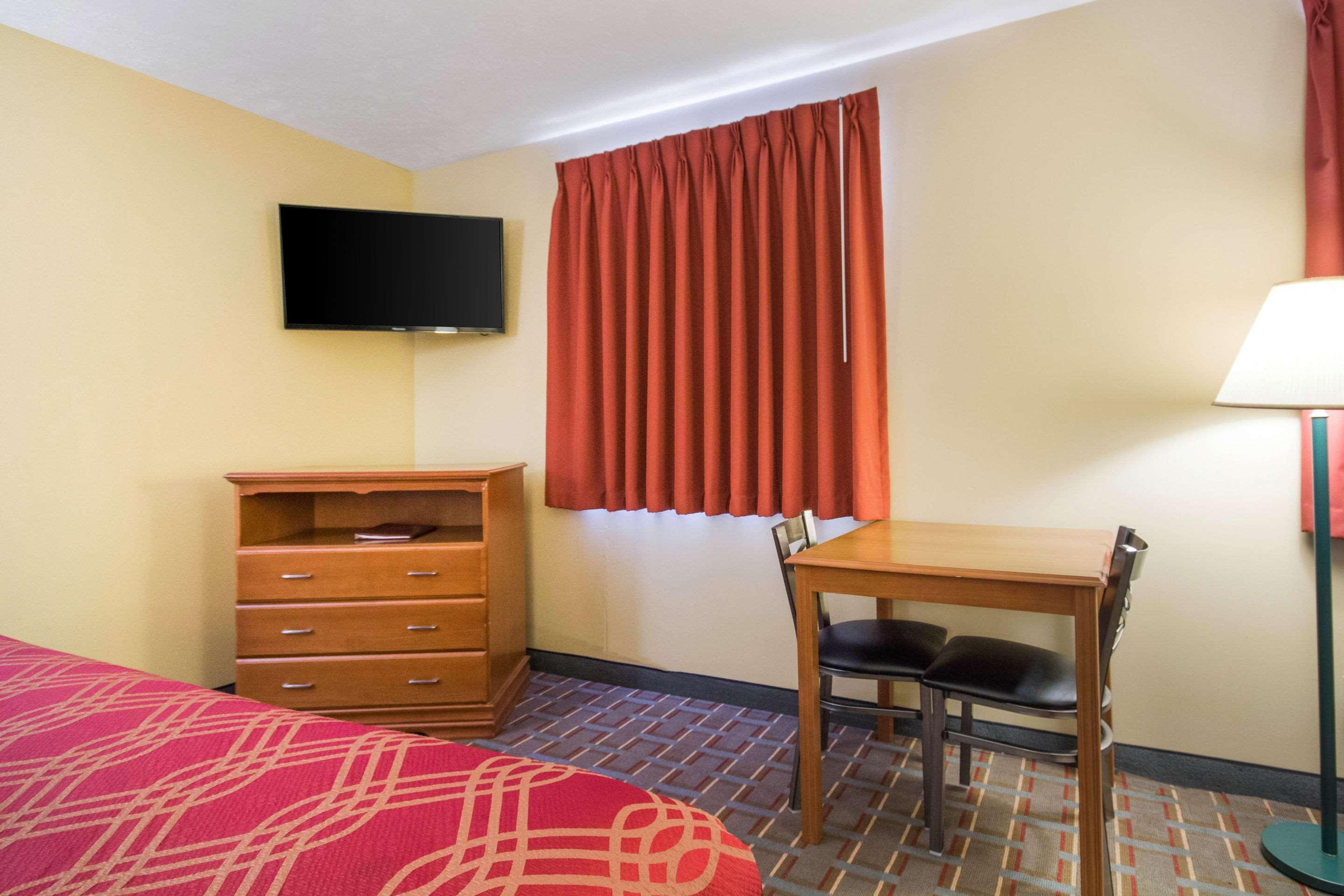 Econo Lodge Lansing - Leavenworth Bagian luar foto