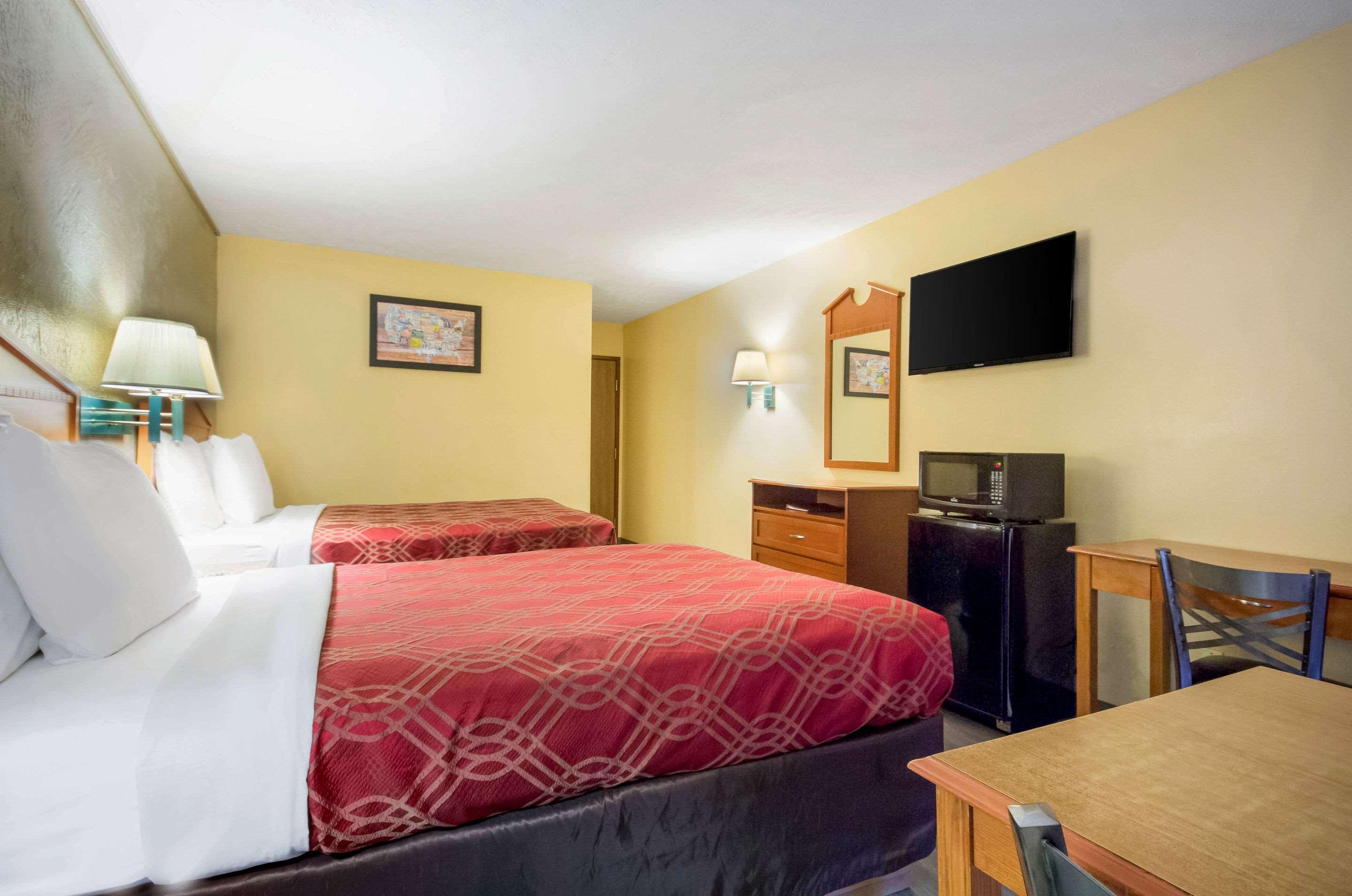 Econo Lodge Lansing - Leavenworth Bagian luar foto