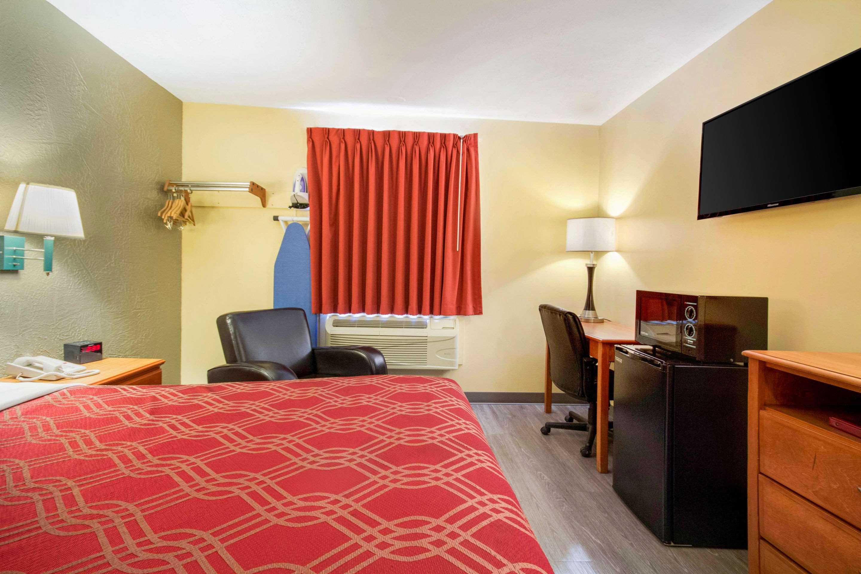 Econo Lodge Lansing - Leavenworth Bagian luar foto