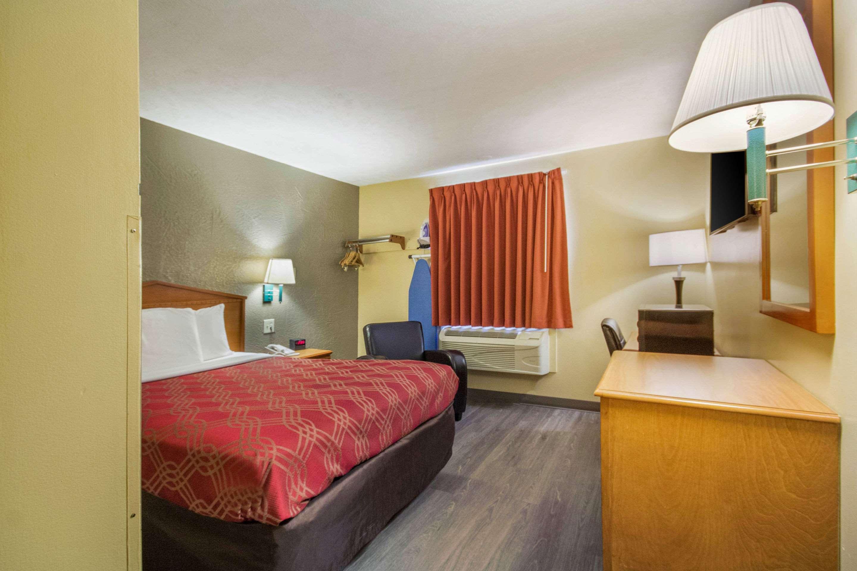 Econo Lodge Lansing - Leavenworth Bagian luar foto