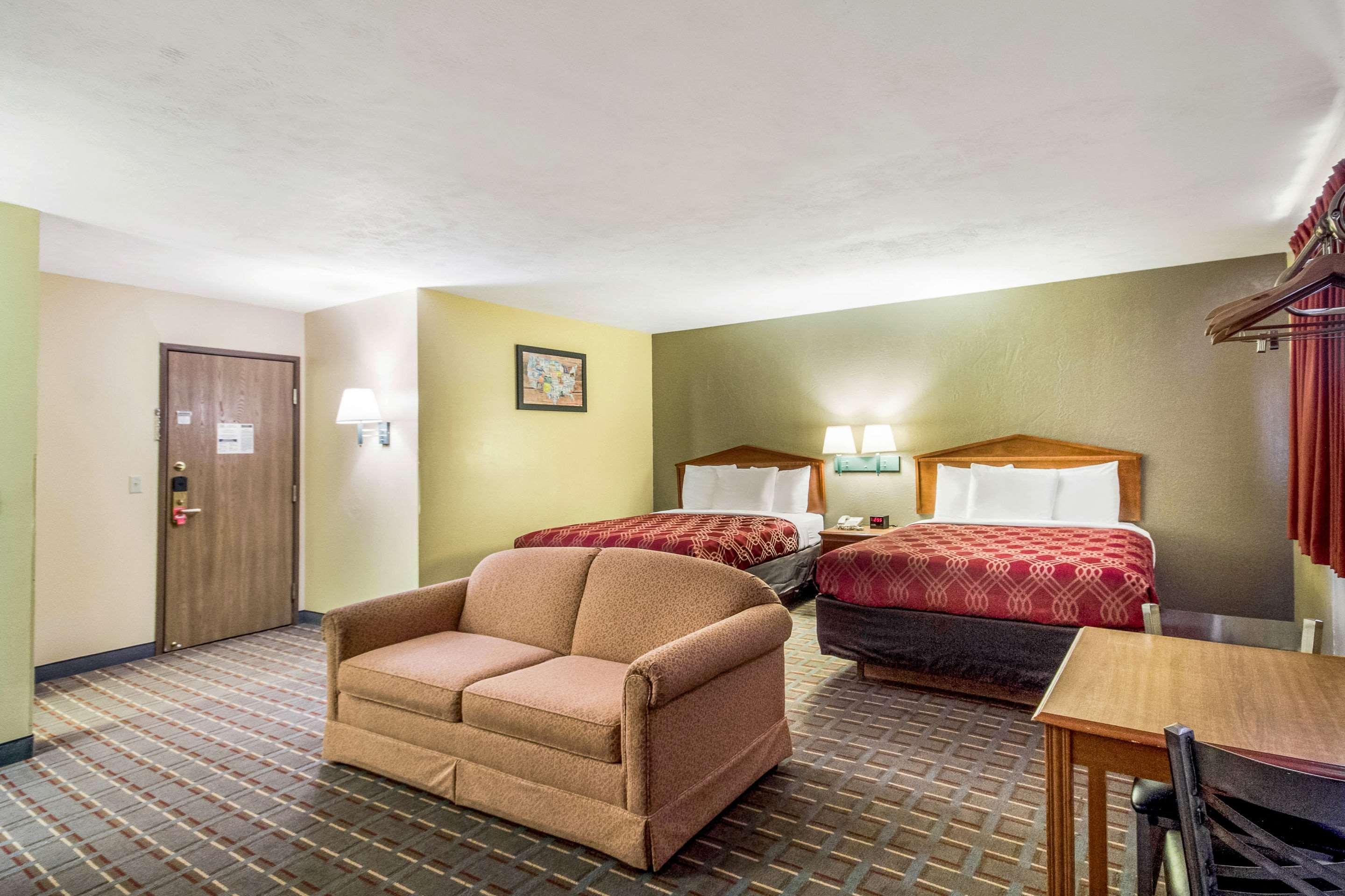 Econo Lodge Lansing - Leavenworth Bagian luar foto