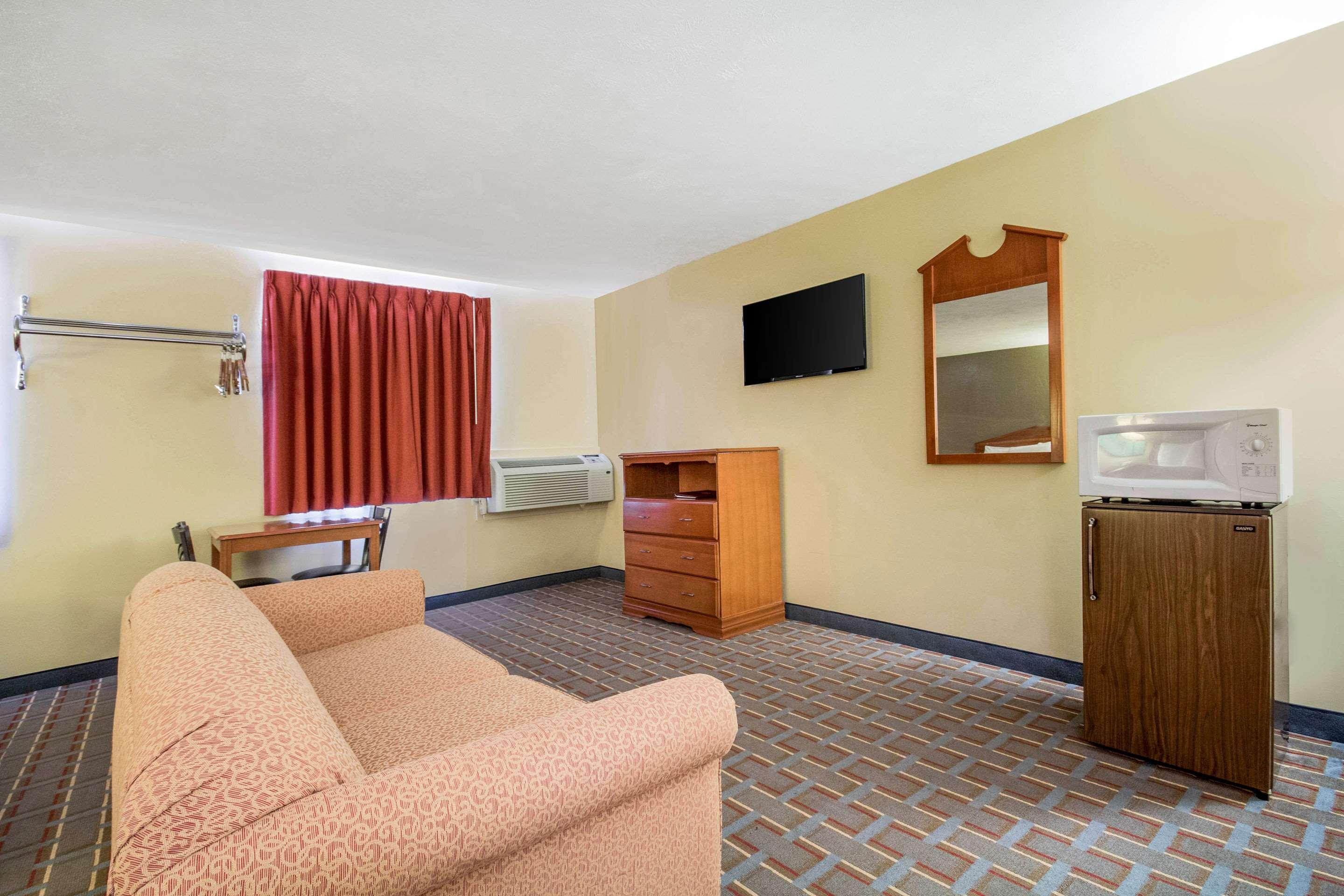 Econo Lodge Lansing - Leavenworth Bagian luar foto