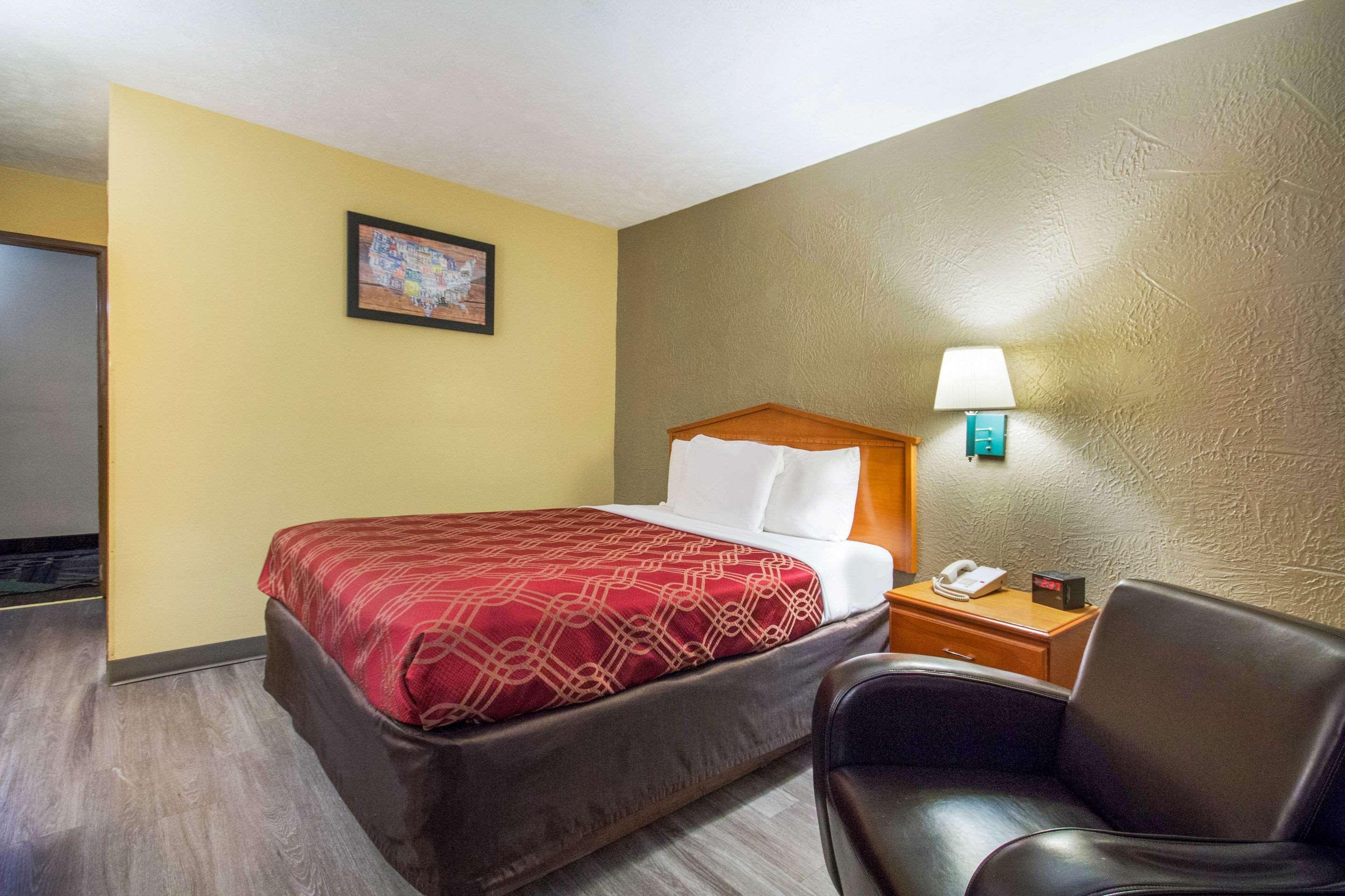 Econo Lodge Lansing - Leavenworth Bagian luar foto