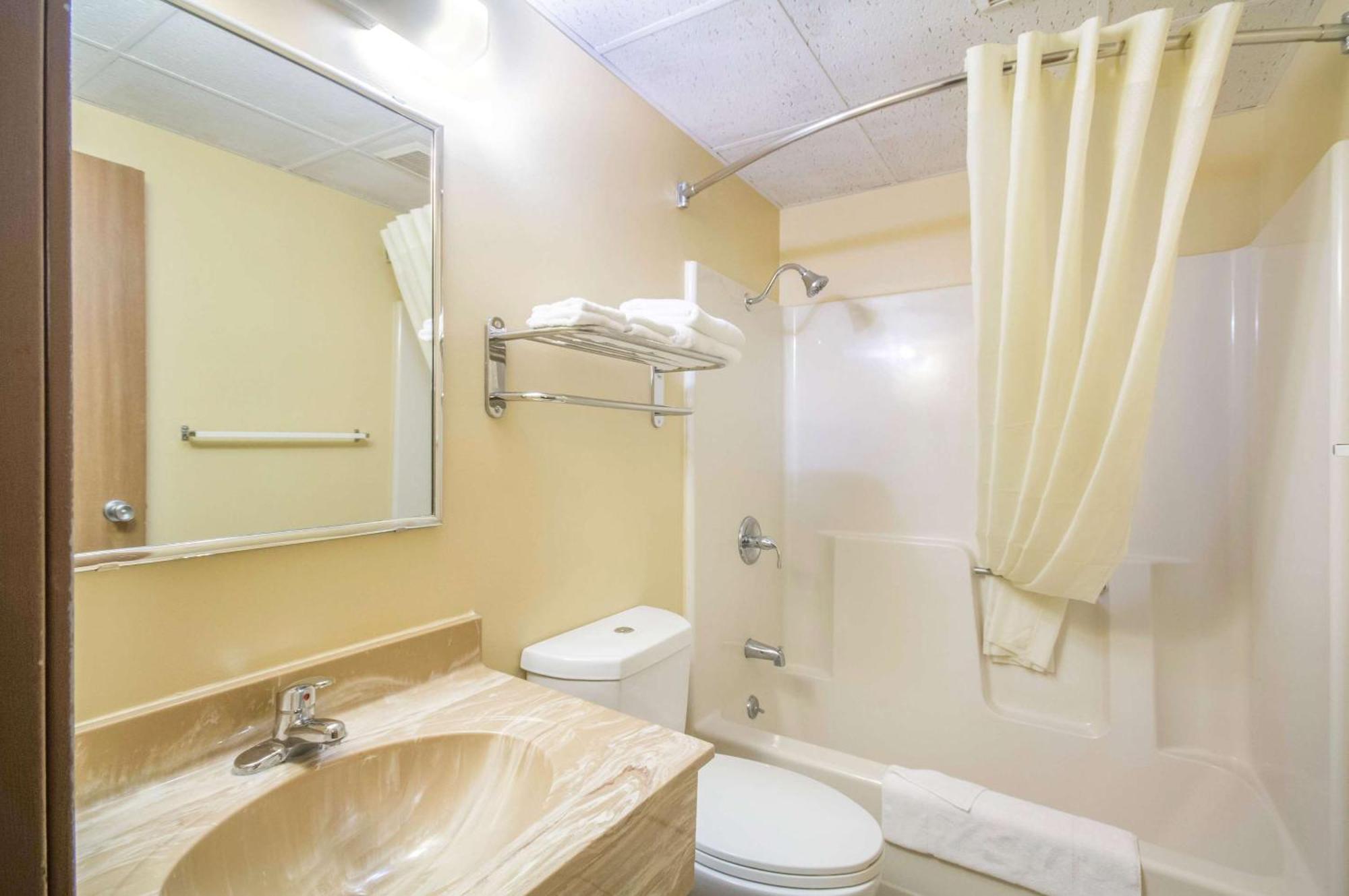 Econo Lodge Lansing - Leavenworth Bagian luar foto