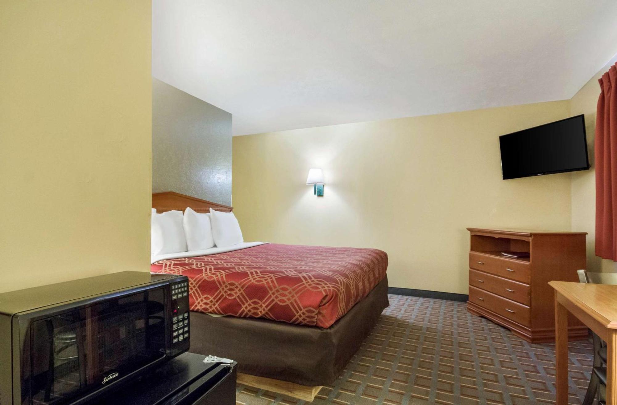 Econo Lodge Lansing - Leavenworth Bagian luar foto