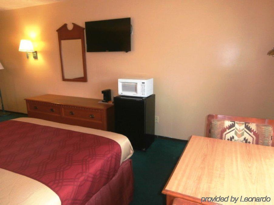 Econo Lodge Lansing - Leavenworth Bagian luar foto