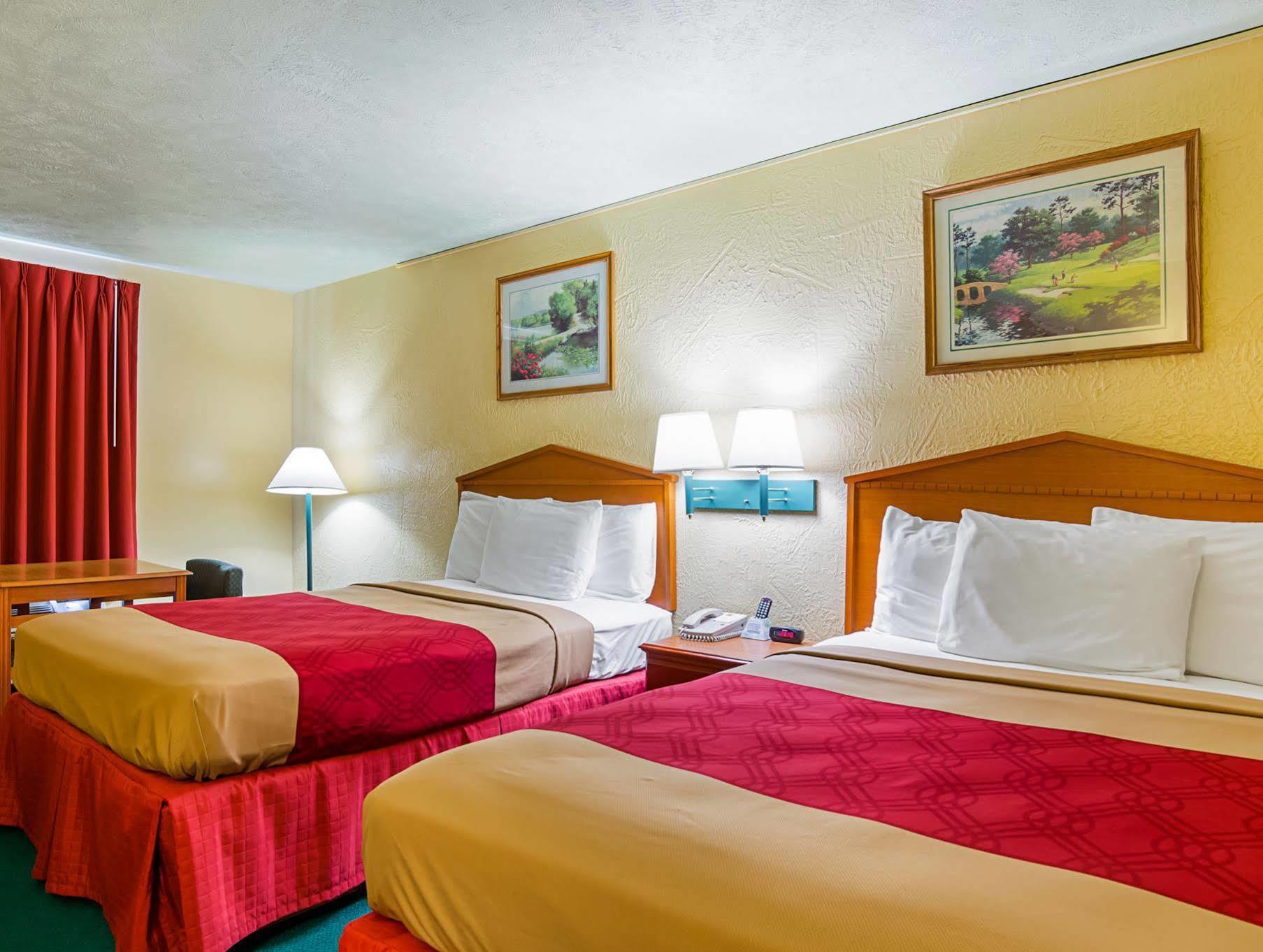 Econo Lodge Lansing - Leavenworth Bagian luar foto