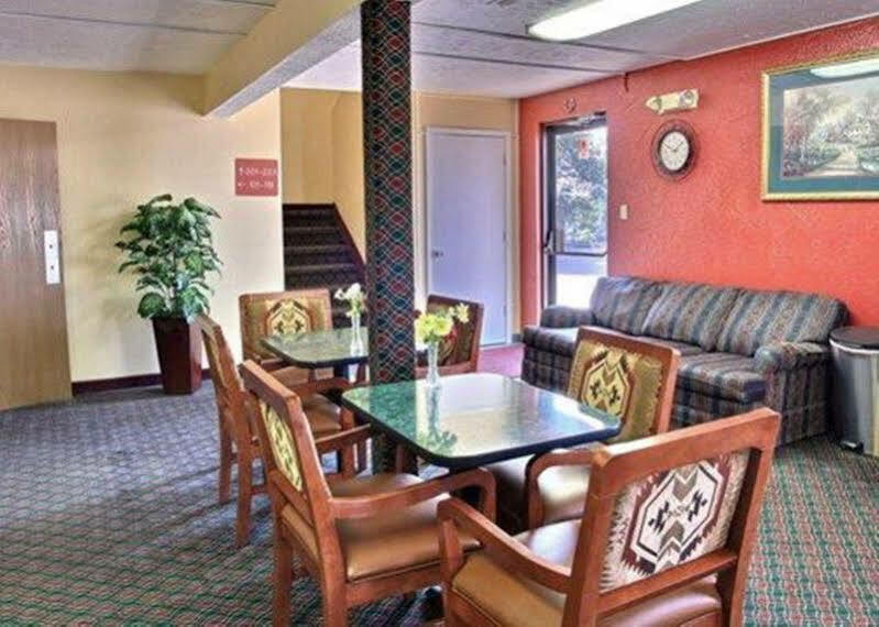 Econo Lodge Lansing - Leavenworth Bagian luar foto